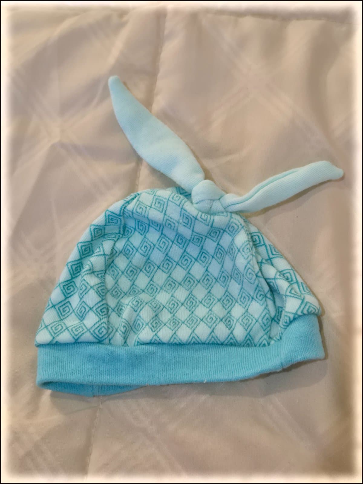 Gorro para bebé con orejitas anudadas