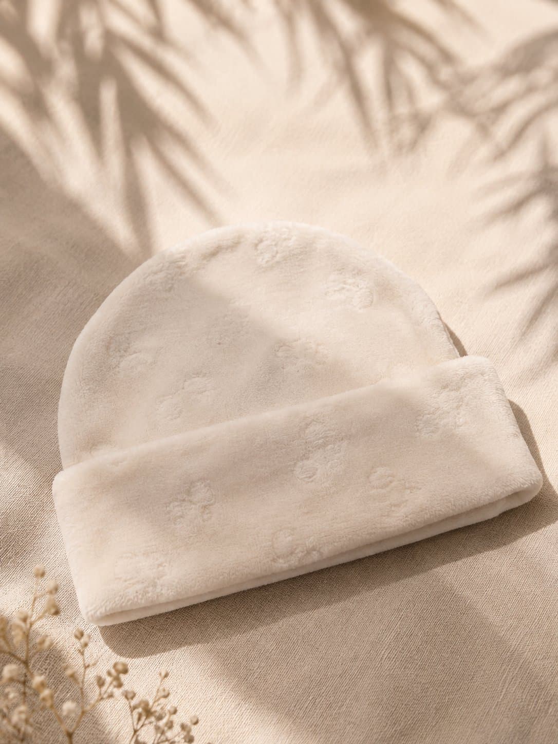 Gorrito afelpado para bebé con huellitas